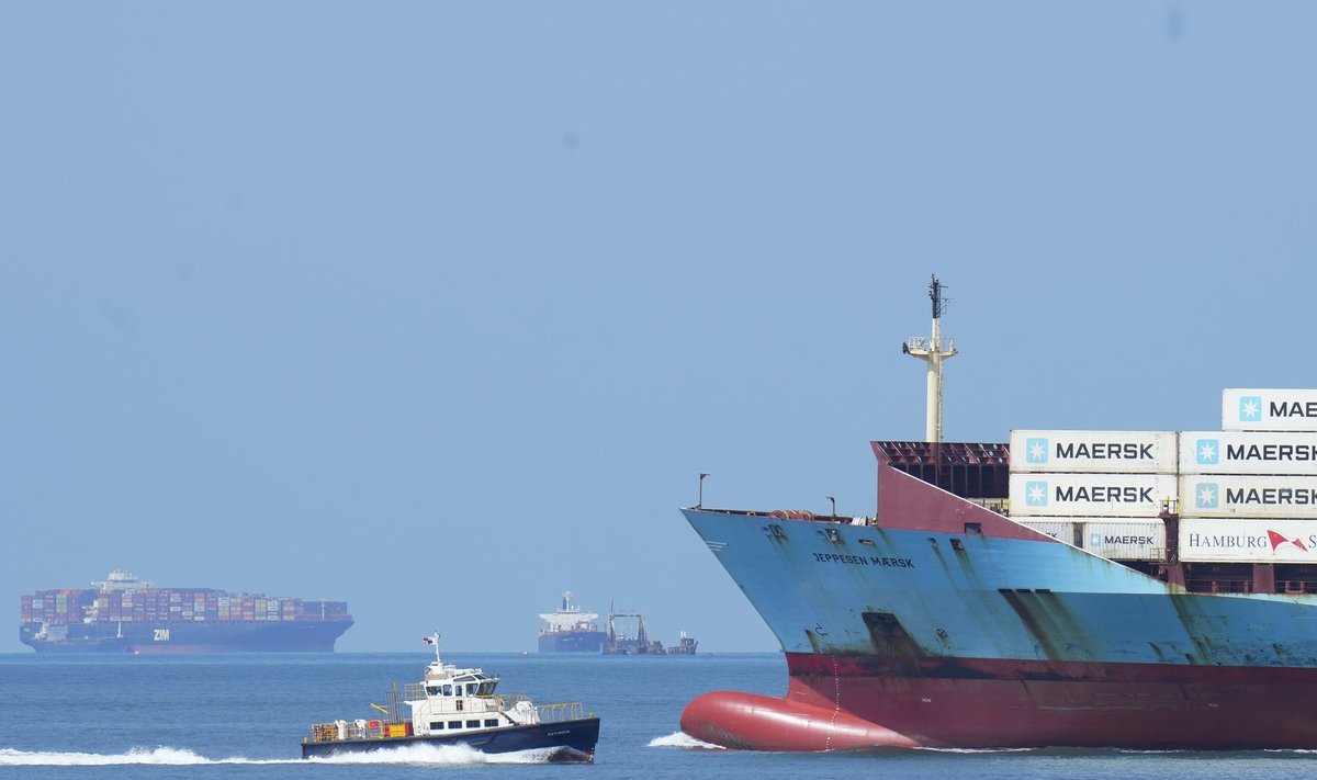 Kaubalaev suundub pärast Panama kanali läbimist Vaiksele ookeanile. Panama kanali amet teatas, et piirab pärast kuudepikkust põuda päevas kanalit läbivat liiklust 32 laevani ja jätkuva veekriisi tõttu eeldab 2024. aastaks tulude vähenemist.