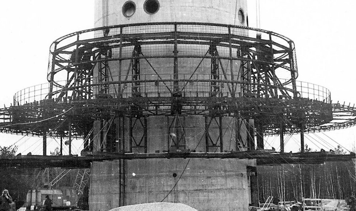 Enne ülestõstmist: Ülemise torniümbrise metallsõrestik pandi kokku maa peal torni tüve ümber ja tõsteti 1978. aasta sügisel 170 meetri kõrgusele. Sõrestik kaalus üle 120 tonni. (Foto: Levira Arhiiv / G. Morozov)