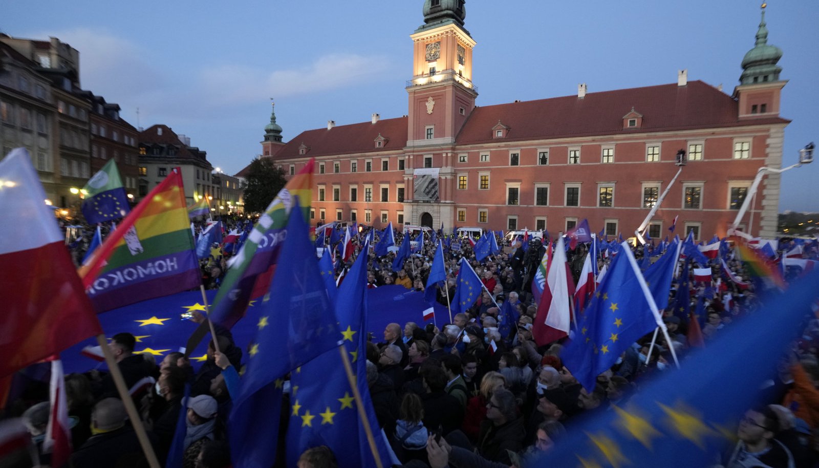 Осе польша. День Конституции Польши. Hungary and Европе комиссия. Конституция Польши фото.