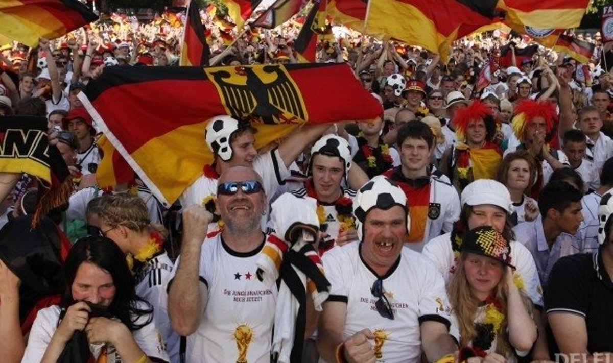 Saksamaa jalgpallikoondise poolehoidjad MMi veerandfinaali järel rõõmustamas