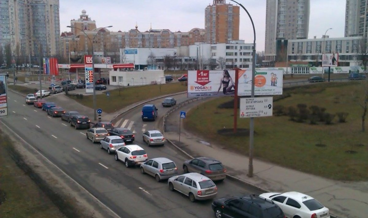 Agressorile maksmine lõpeb nii - bensiinijärjekord Kiievis