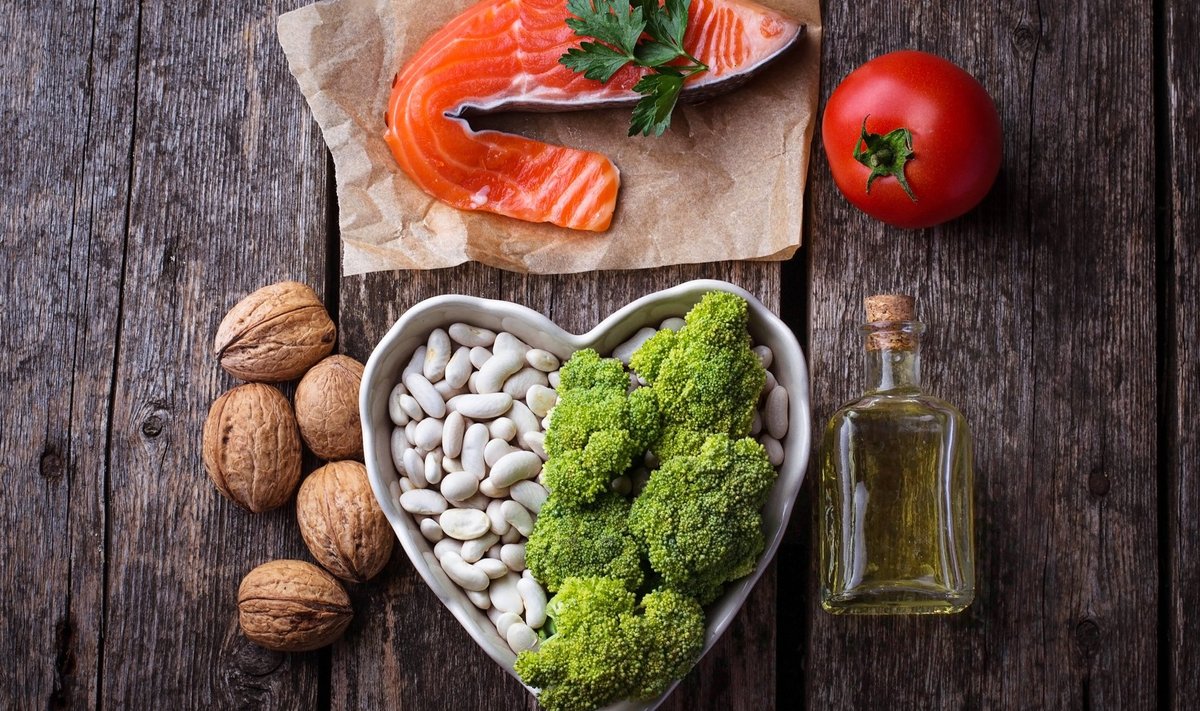 Kolesteroolitaset aitab kontrolli all hoida tasakaalustatud toitumine, kiudainerikkad toidud, pähklid ja õli.