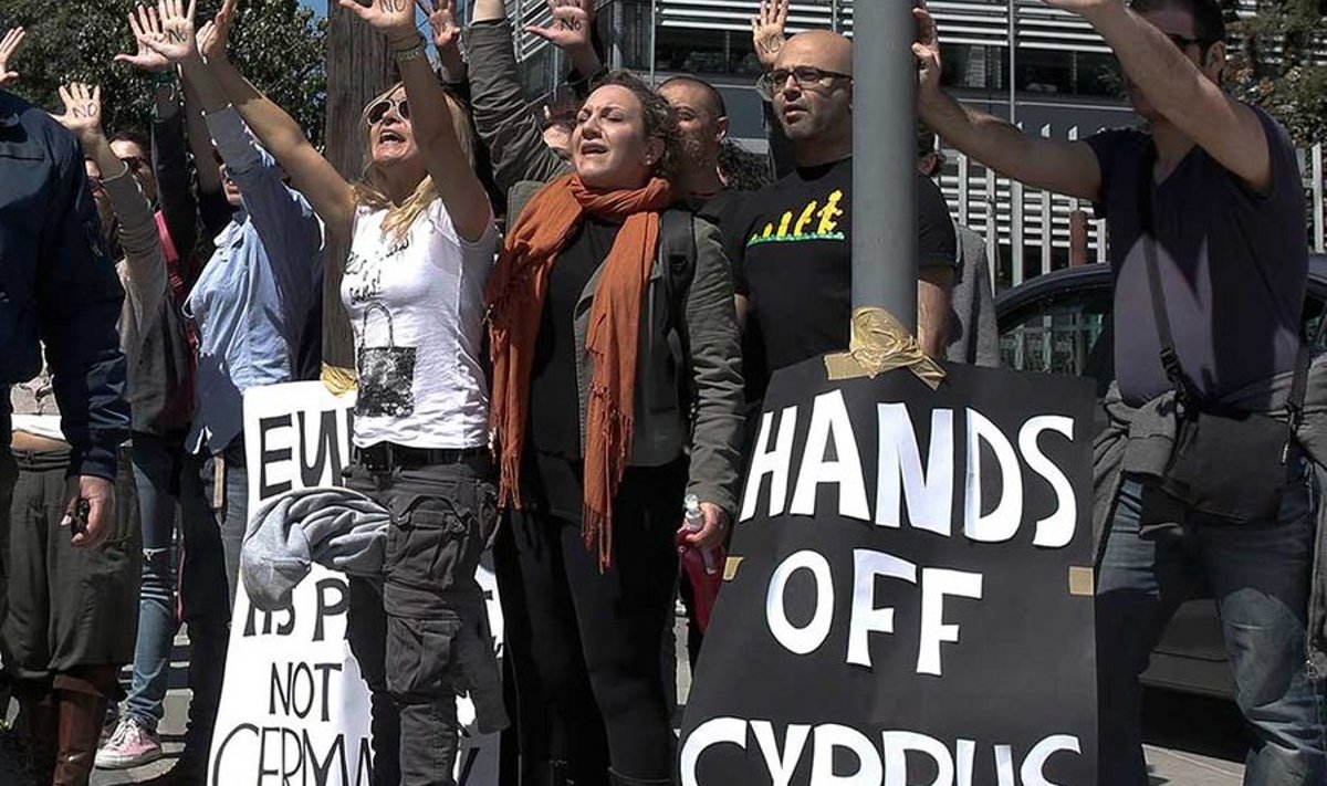 „Käed eemale Küprosest!” nõudsid demonstrandid eile saareriigi parlamendi ees.