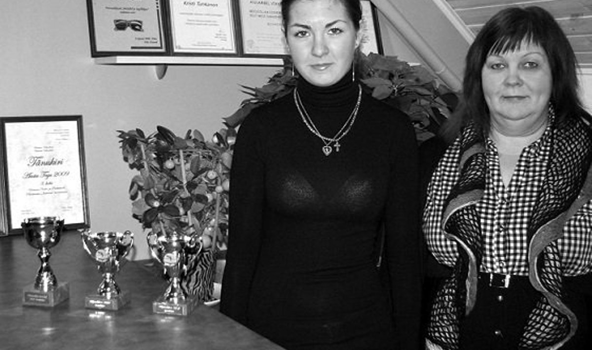 Valerija Strelovskaja, Kersti Leis ja noortekeskuse kolm võidukarikat (Foto: Maire Henno)