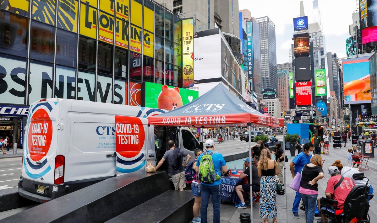 Inimesed seisavad järjekorras ajutises COVID-19 testimispaigas Times Square'il Manhattanil New Yorgis.
