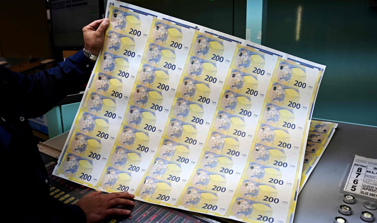 Eurotsoonis ringluses oleva raha hulk vähenes esimest korda alates 2010. aastast.