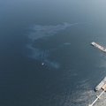 ФОТО | В Силламяэском порту обнаружили крупное загрязнение: в море вытекли десятки литров топливного масла