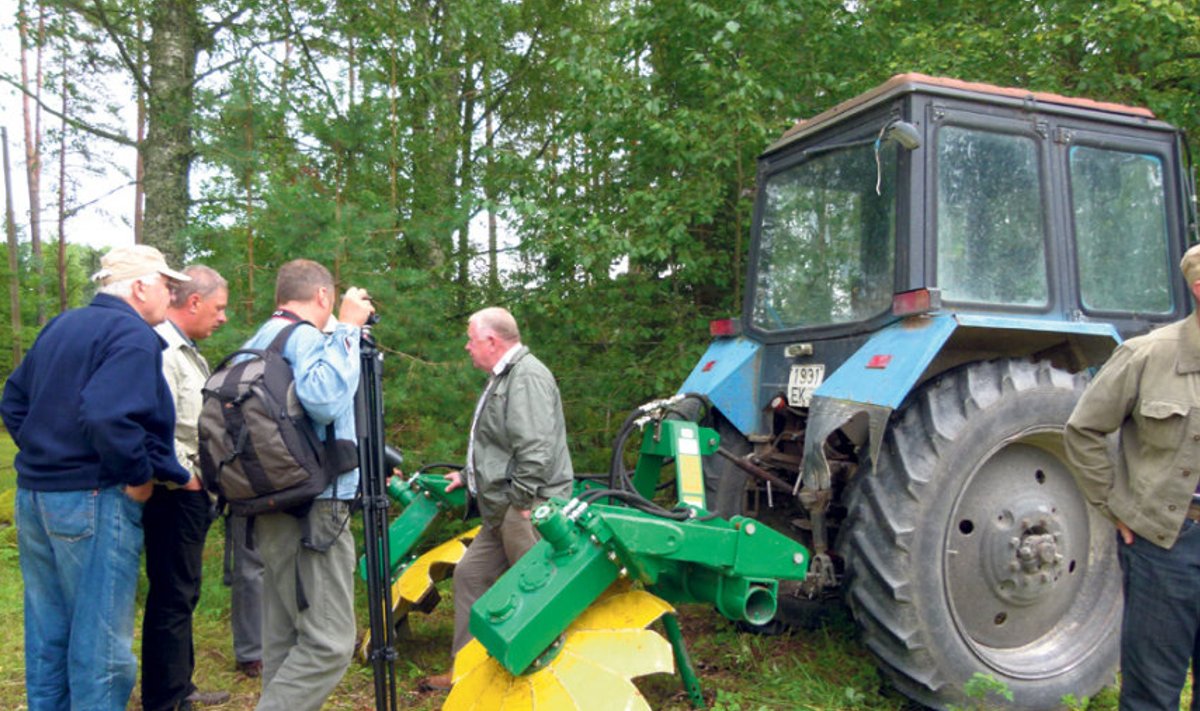 Üks õppimisvorme on tutvuda teiste metsaomanike kogemustega. Pildil näiteks – kuidas töötab uus maapinna ettevalmistuse masin.