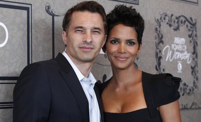 U.S. actress Halle Berry and her fiance French actor Olivier Martinez pose at Variety's 4th Annual Power of Women event in Beverly Hills, California, in this October 5, 2012 file picture. Berry is pregnant with her second child, her first with Martinez, representatives for Berry said on April 5, 2013. Berry's representatives gave no details, but celebrity news website TMZ, citing sources close to the couple, said Berry was about three months pregnant and is expecting a boy. REUTERS/Mario Anzuoni/File (UNITED STATES - Tags: ENTERTAINMENT)