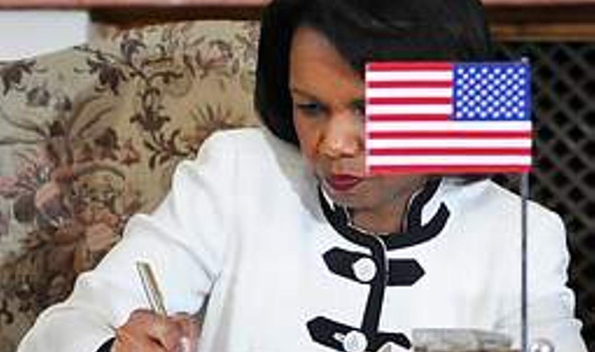 MEIE KAITSEINGEL AMEERIKAST: Kahjuks nüüd juba vallandatud Condoleezza Rice. Pildil kirjutab Prahas alla raketikilbi lepingule. Afp