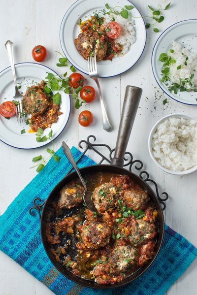 Vahemerelised feta-hakklihapallid tomatikastmes