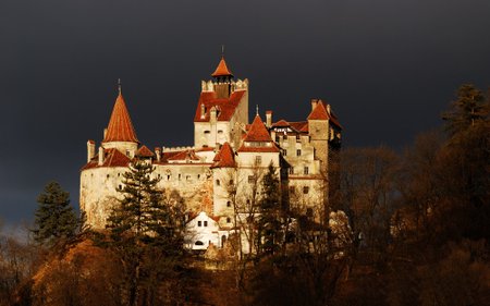 KUULSAIM KINNISVARA RUMEENIAS: Dracula loss Brani külas, mis investoritele tehtud hinnangu kohaselt olla „palju kaunim“ kui lähedalasuv Rasnovi küla, kuhu ostsid maid eestlased.