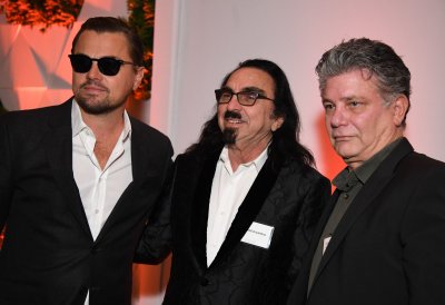 Leonardo DiCaprio ja tema isa (keskel)