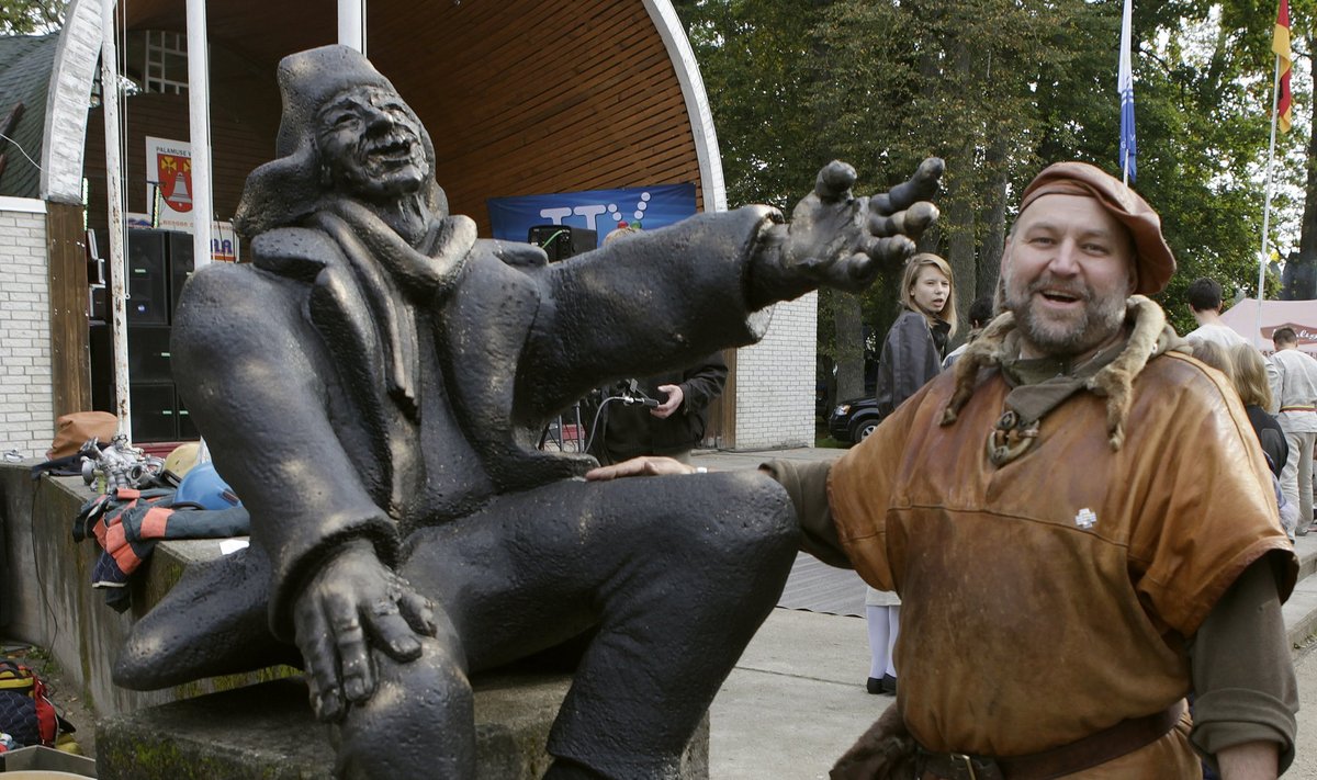 Skulptor Tauno Kangro ja tema loodud Lible 2012. aastal Palamuse rahva heakskiitu ootamas