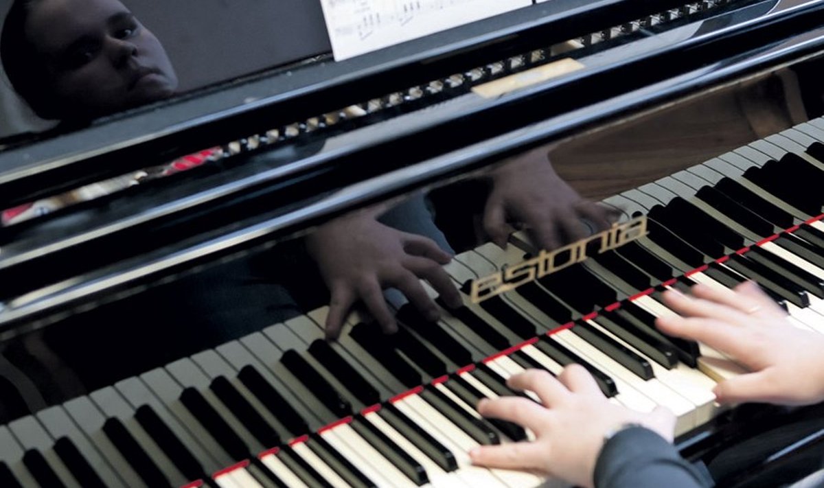Pime neiu Marilin kasutab klaverit mängides eelkõige mälu, tundlikkust ja kuulamisoskust. Foto: Erakogu