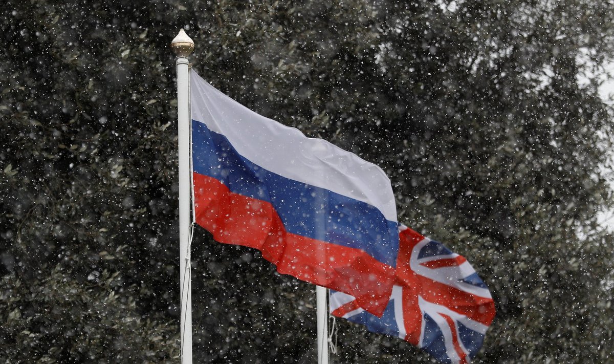 Venemaa ja Ühendkuningriigi lipud.
