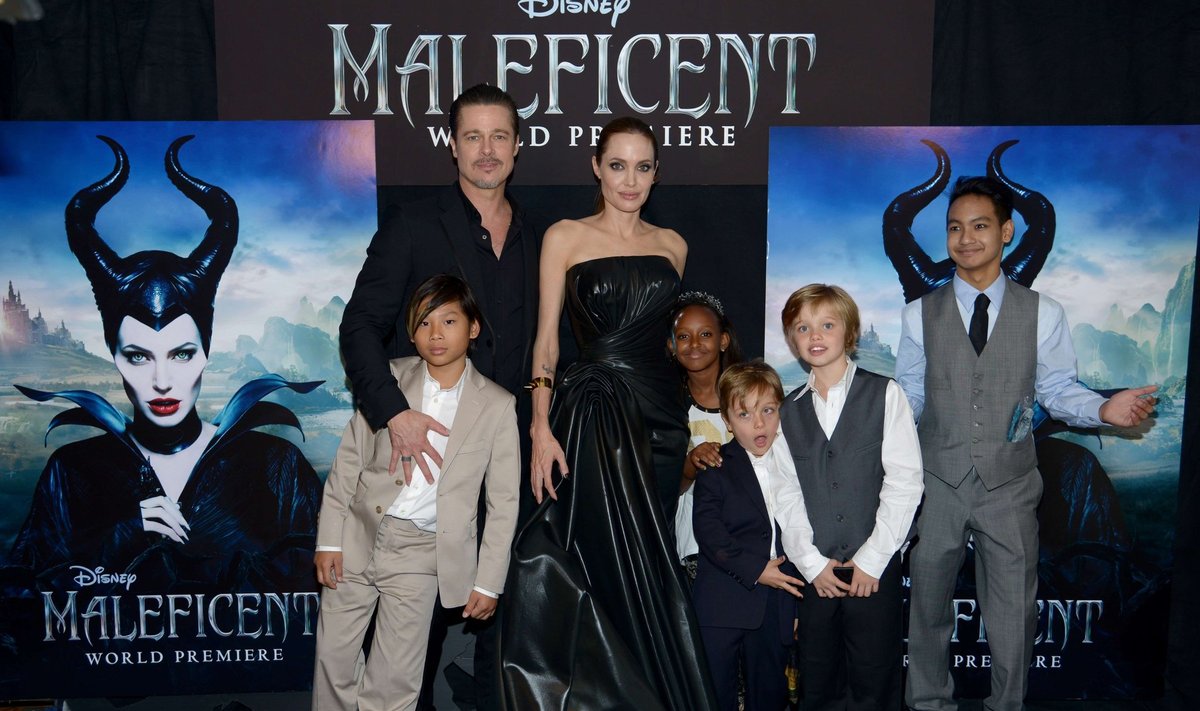Brad Pitt ja Angelina Jolie lastega: vasakult paremale - Pax Jolie-Pitt, Zahara Jolie-Pitt, Knox Jolie-Pitt, Shiloh Jolie-Pitt ja Maddox Jolie-Pitt 