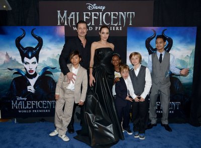 Brad Pitt ja Angelina Jolie lastega: vasakult paremale - Pax Jolie-Pitt, Zahara Jolie-Pitt, Knox Jolie-Pitt, Shiloh Jolie-Pitt ja Maddox Jolie-Pitt 