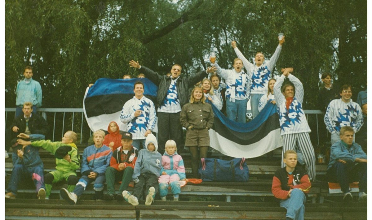 Teadaolevalt vanim pilt Eesti koondise fännidest. Lipu taga Ott Pruun ja Andrus Pettai, lipu ees vasakul Toomas Kalmet ehk Rootsi Kunn, edasi särkides Steve Vili ehk Stiff, Katrin Juurvee, Atlan Karp ehk Ats, Frank Kolde ehk Papa, Urmo Pollisinski ehk Polla, Triin Edasi (hetkel Pohlak), Tarmo Tuule ehk Poborsky ja Einar Polis. 