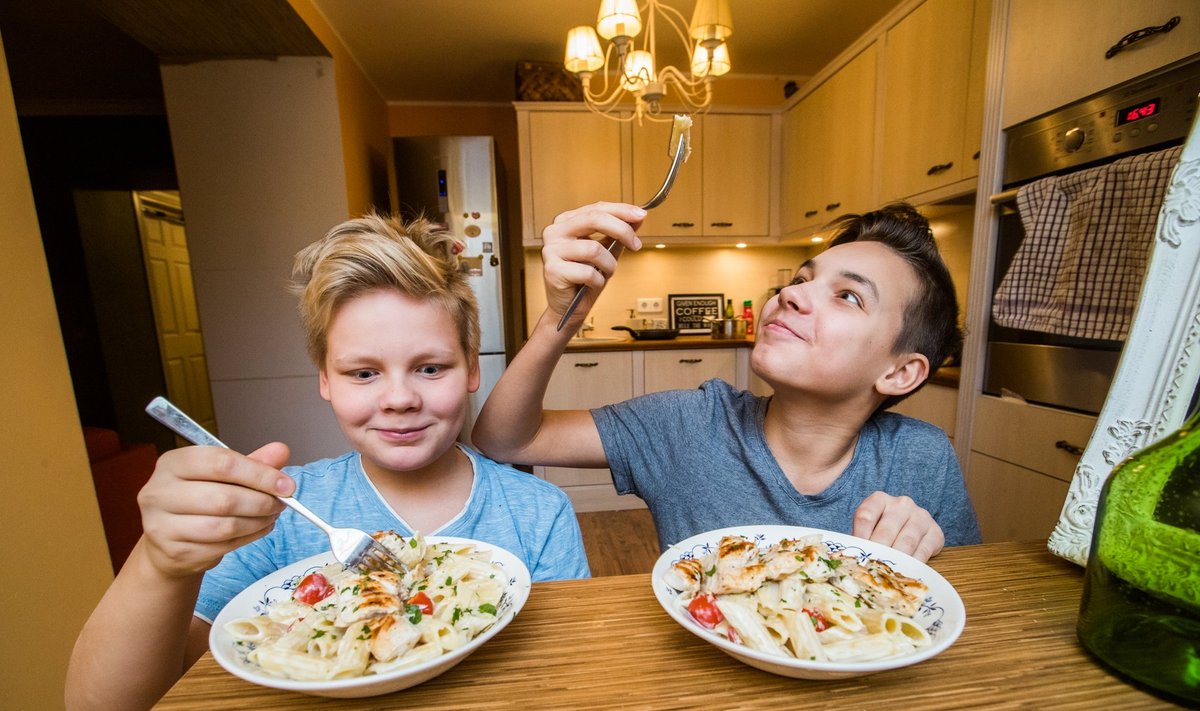 LP pani Aaroni (paremal) ja Mattiase oskused proovile. Võisime veenduda, et noorukid oskavad tõepoolest ise süüa teha – valmis kanapasta.