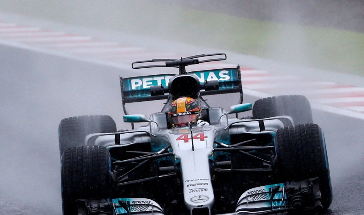 Lewis Hamilton vihmamärjal Suzuka ringrajal