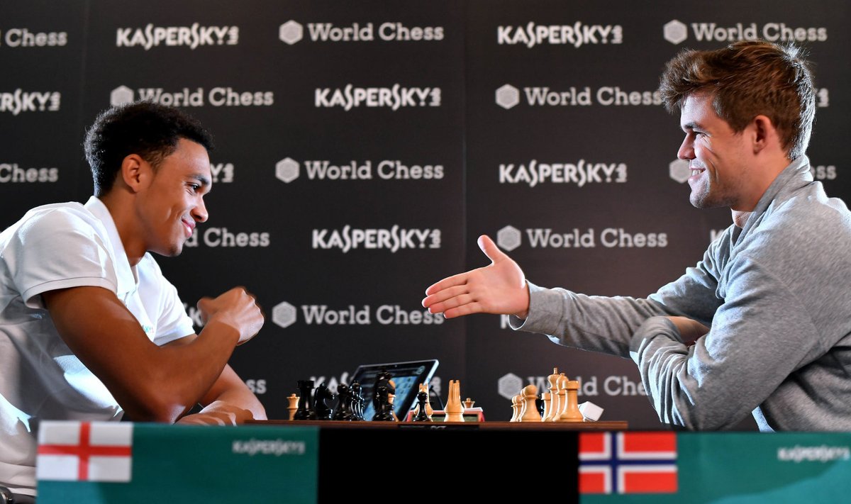 Trent Alexander-Arnold ja Magnus Carlsen