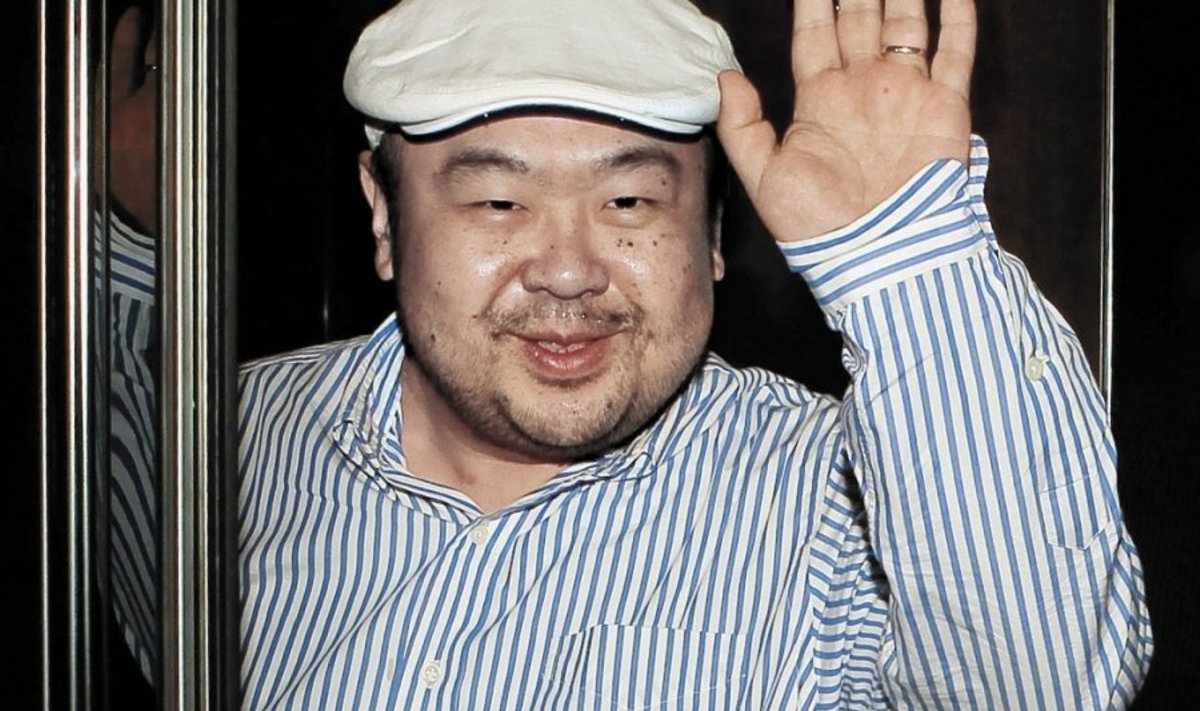 In this picture taken June 4, 2010, Kim Jong-nam, the eldest son of North Korean leader Kim Jong-il, waves to a South Korean reporter after his first-ever interview with South Korean media at a hotel in Macau. Kim denied rumours that he had been trying to seek refuge in Europe since allegedly coming under threat of assassination after losing a power struggle to his younger brother Kim Jong-un, South Korean newspaper JoongAng Sunday reported on Monday. Picture taken June 4, 2010. REUTERS/Shin In-Seop/JoongAng Sunday/Handout (MACAU - Tags: POLITICS MILITARY IMAGES OF THE DAY) NO SALES. NO ARCHIVES. FOR EDITORIAL USE ONLY. NOT FOR SALE FOR MARKETING OR ADVERTISING CAMPAIGNS. SOUTH KOREA OUT. NO COMMERCIAL OR EDITORIAL SALES IN SOUTH KOREA