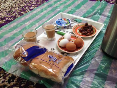 Omaani hommikusöök, mille kohustuslikuks koostisosaks algupäraselt Indiast pärit piimatee, mida kohalikud kutsuvad karak teeks, ja värsked datlid. 