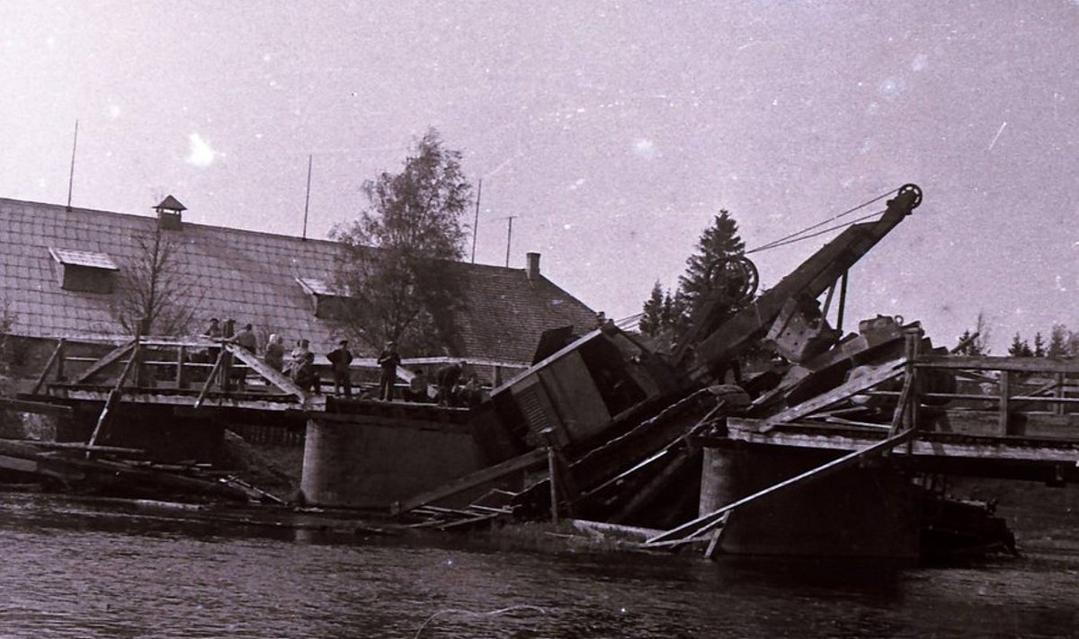1962. aastal treileril Sulu sillast üle veetud ekskavaator osutus liiga raskeks ja vajus läbi silla. Remondi ajal toimus liiklus läbi koolmekoha. Foto Jüri Kusmin