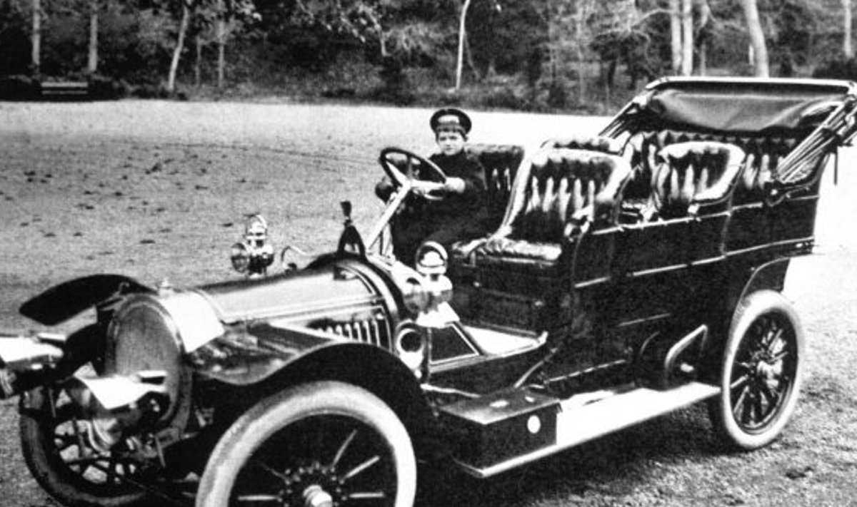 Delaunay-Belleville 40 CV 1905. aasta mudel. 1909. aastal pildistatud fotol istub rooli taga Nikolai II poeg Aleksei. Allikas: Wikipedia/ Sankt-Peterburi kino-, foto- ja fonodokumentide riiklik keskarhiiv