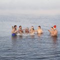 ФОТО и ВИДЕО: Шампанское, салатики и декабрьское море. На пляже Каларанна моржи отметили Рождество