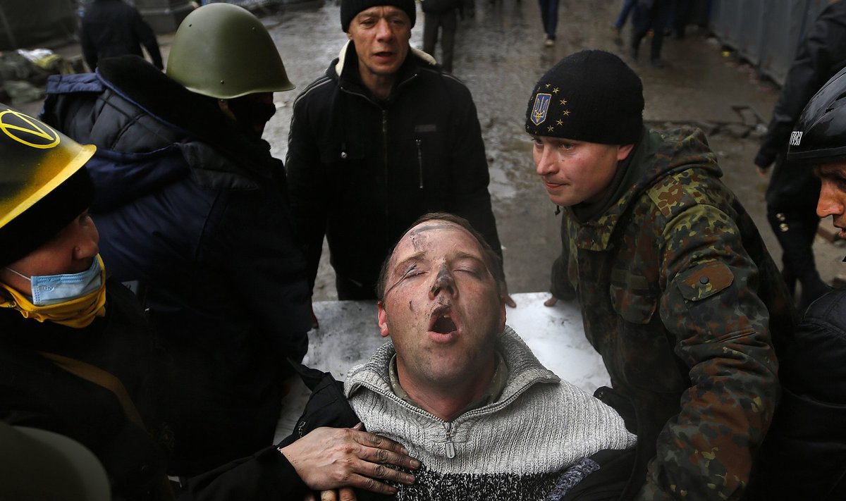 Valitsusvastased evakueerivad Kiievis haavatud meest