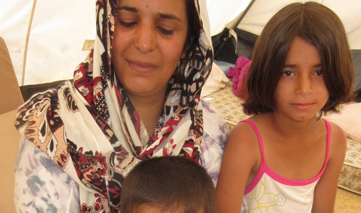 VAEVATUD: Telklaagris madratsitel elav Süüria ema kahe lapsega.