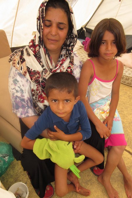 VAEVATUD: Telklaagris madratsitel elav Süüria ema kahe lapsega.