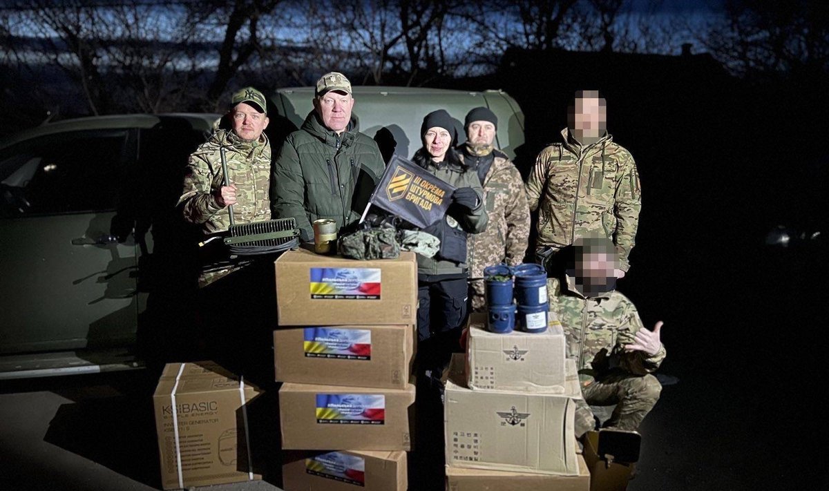 Eesti suursaadik Ukrainas Annely Kolk, parlamendi liige Marko Mihkelson ja 1Team1Fighti vabatahtlikud viisid Ukraina sõduritele nende jaoks kogutud ja ostetud varustust.