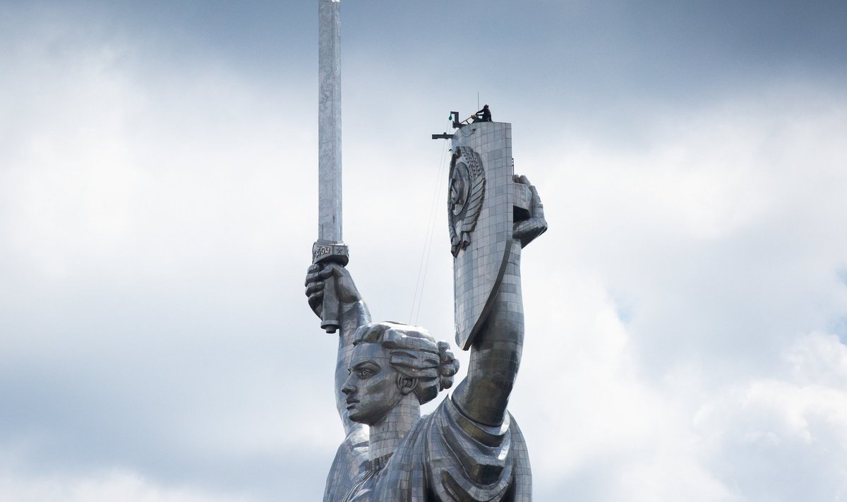 PUNAMONUMENT: Kiievlased asuvad pealinna monumendilt nimega Emake Kodumaa eemaldama nõukogudeaegset vappi. Monument püstitati tähistamaks teises maailmasõjas natsismi üle võidu saavutamist.