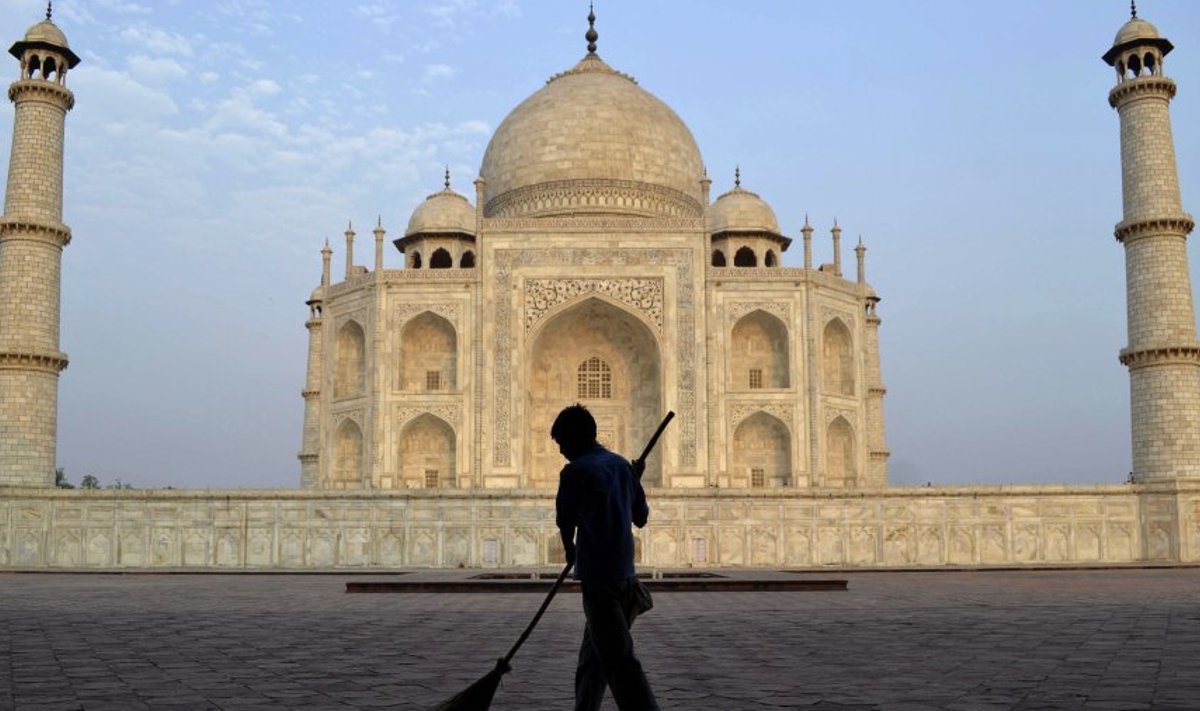 Taj Mahal on õhusaastest tõmbunud kollakaks.