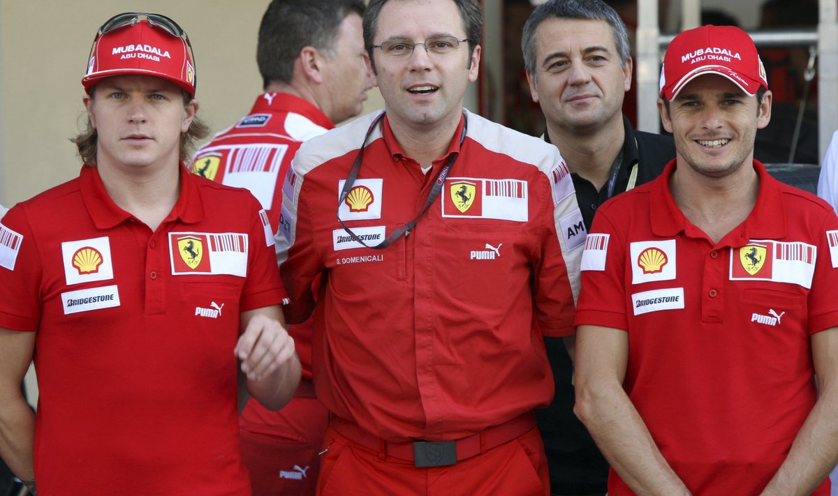 Kimi Räikkönen (vasakul) ja Stefano Domenicali (keskel) 2009. aastal