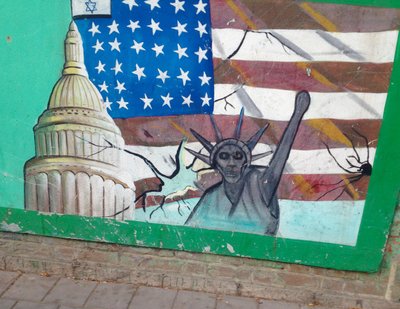 Poliitiline „tänavakunst” kunagist USA saatkonda ümbritseval müüril. Teheran.