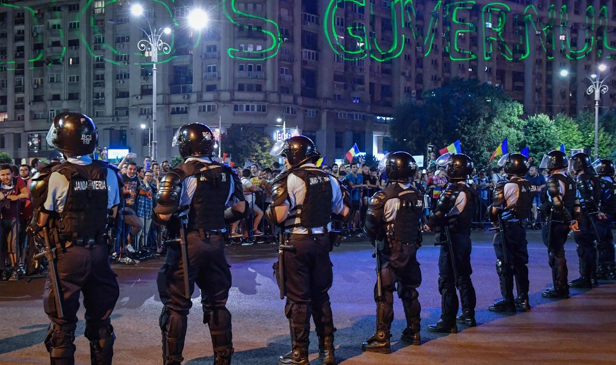 Laupäeva öösel toimus Rumeenia pealinnas Bukarestis valitsusvastane meeleavaldus. Laseriga on majaseinale kirjutatud: „Maha valitsus!”