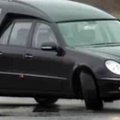 VIDEO: Külg ees, mitte jalad ees – matuseauto driftimas