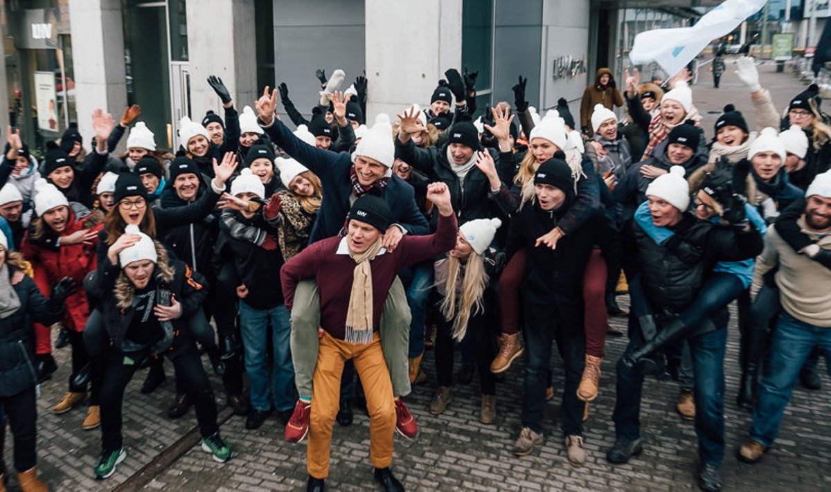 LHV ja TransferWise tähistasid uut koostööd sõbrakandmise tembuga Tallinna tänavatel  (Foto: Rene Riisalu / LHV, TransferWise)