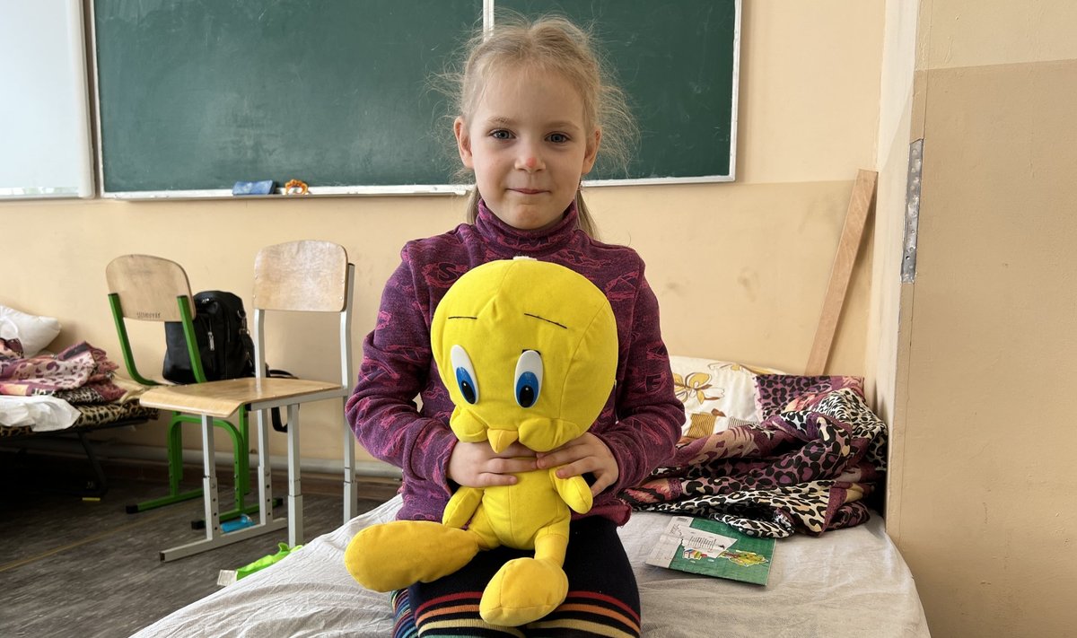 Nelja-aastane Vika Dnepri-äärses põgenikekeskuses tahab üle kõige saada emaks.