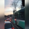 LUGEJA VIDEO: Buss sõidab olematul real ja ületab pidevjoont, Tallinna Linnatranspordi sõnul jääb sellistes olukordades vajaka vastastikusest viisakusest