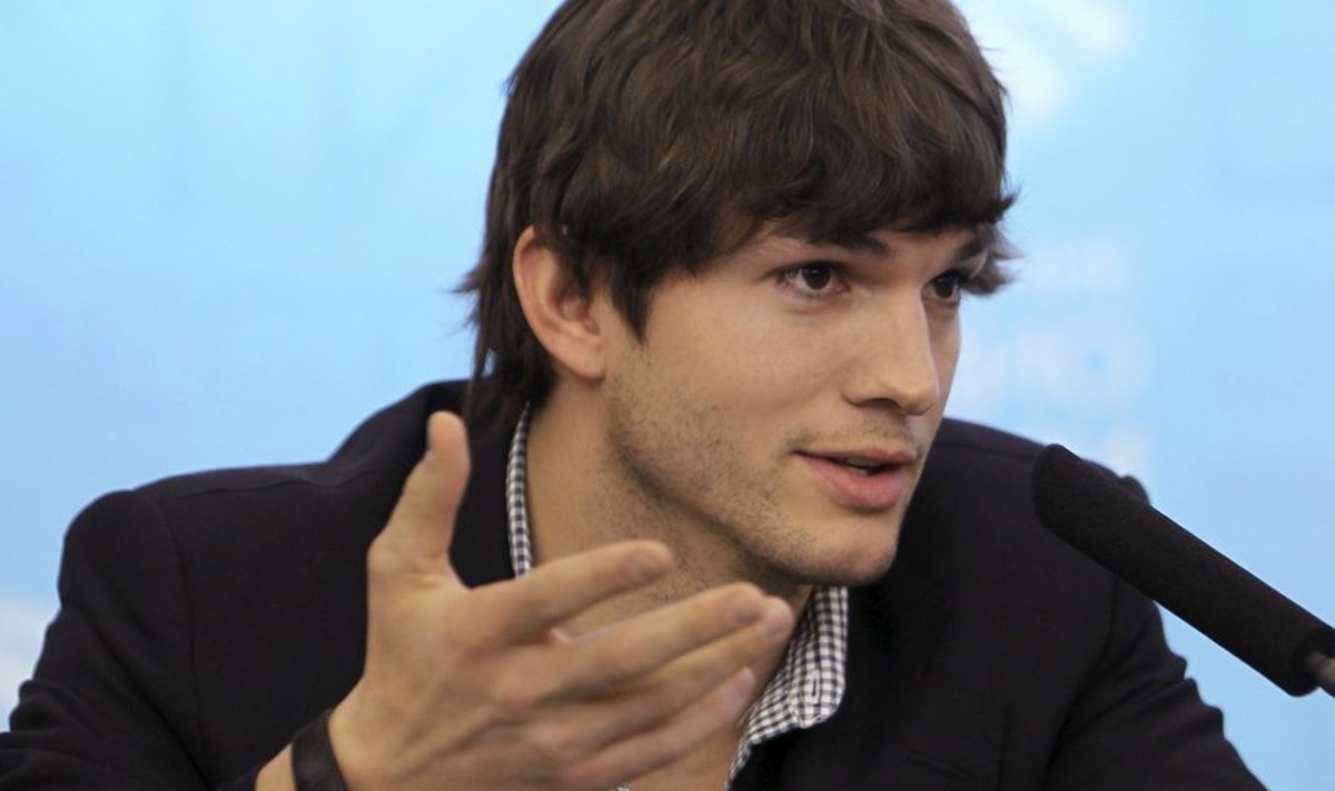 U.S. film star and Twitter celebrity Ashton Kutcher speaks during a news conference in Moscow February 18, 2010. Kutcher encouraged Russians to share ideas through social media websites during a visit by U.S. technology champions to Moscow on Thursday.  REUTERS/Denis Sinyakov  (RUSSIA - Tags: ENTERTAINMENT SCI TECH)