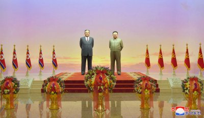 Kumsusani palee Kim Il-sungi (vasakul) ja Kim Jong-ili kujudega.
