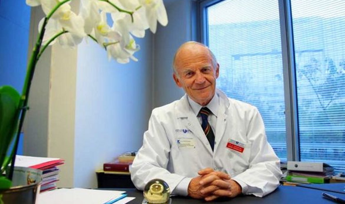 UUS LOOTUS: Dr Alain Carpentier poseerib koos kunstliku südameklapiga, mille baasil loodi uus tehissüda.