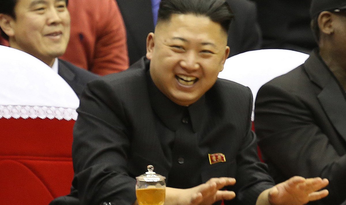 Kim Jong-un naerab