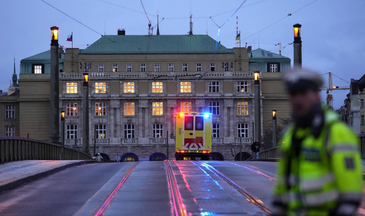 Politseinik valvab Praha kesklinna tänavat, 21. detsember 2023