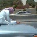 VIDEO Tervitusi Saudi-Araabiast – auto kihutab, mees kapotil toksib sõnumeid